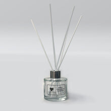 Load image into Gallery viewer, Sweet Cinnamon Pumpkin Reed Diffuser